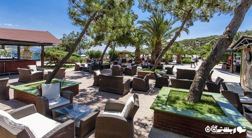 نمایی از بار در فضای باز هتل